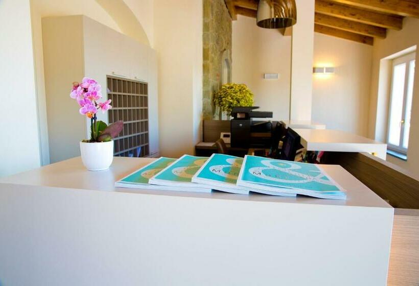 פונדק Villa Carolina Resort