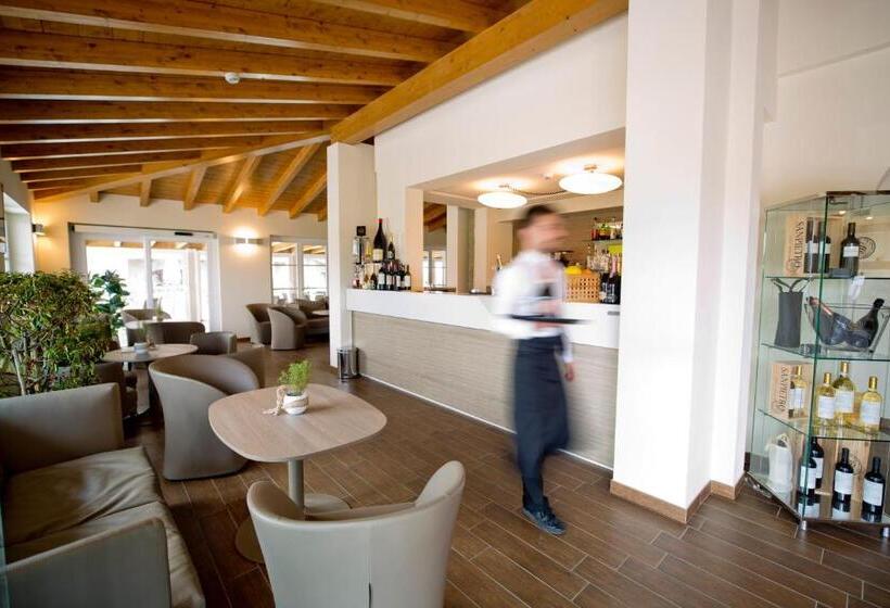 פונדק Villa Carolina Resort