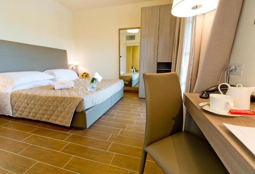 פונדק Villa Carolina Resort