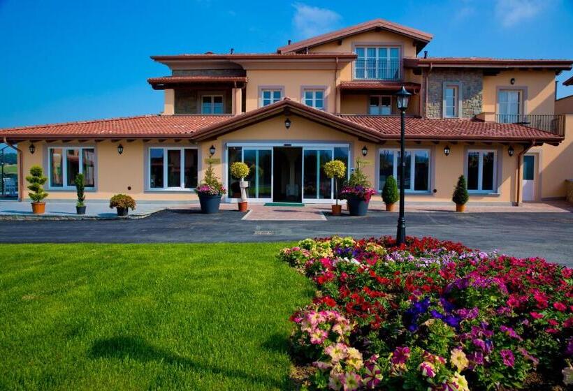 פונדק Villa Carolina Resort