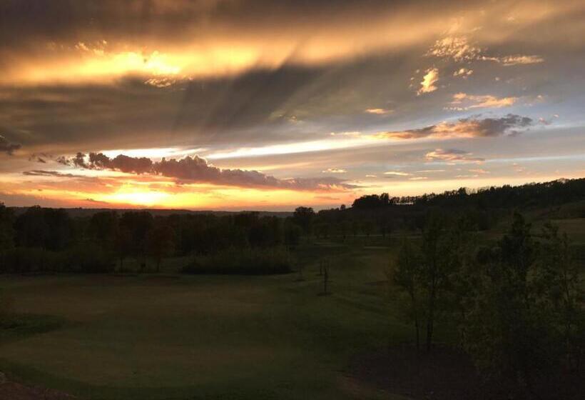 פונדק Villa Carolina Resort