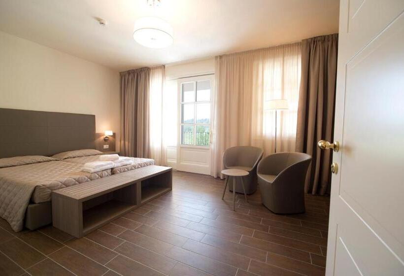 פונדק Villa Carolina Resort