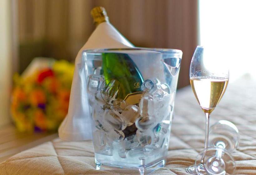 פונדק Villa Carolina Resort