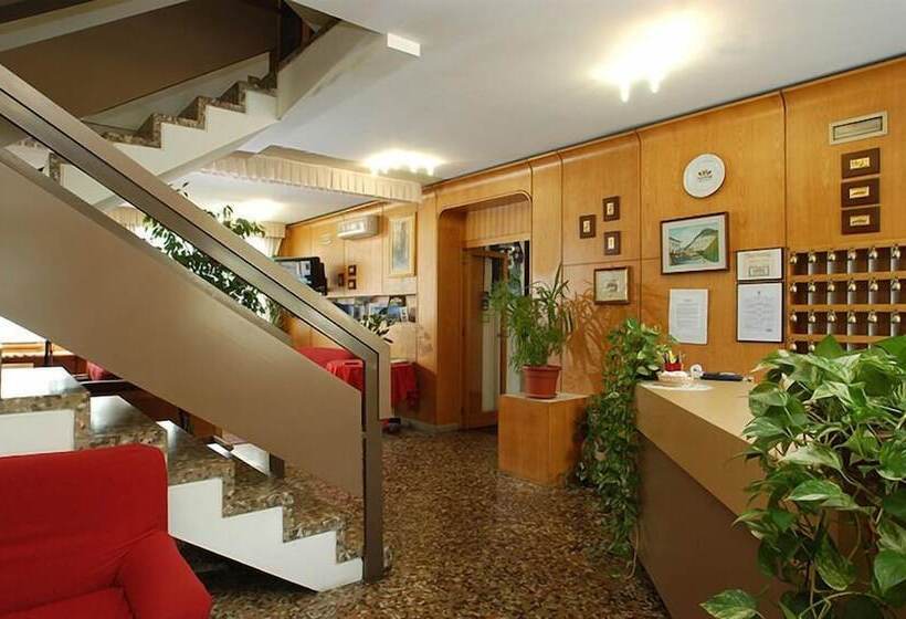 ホテル Ristorante Tre Galletti