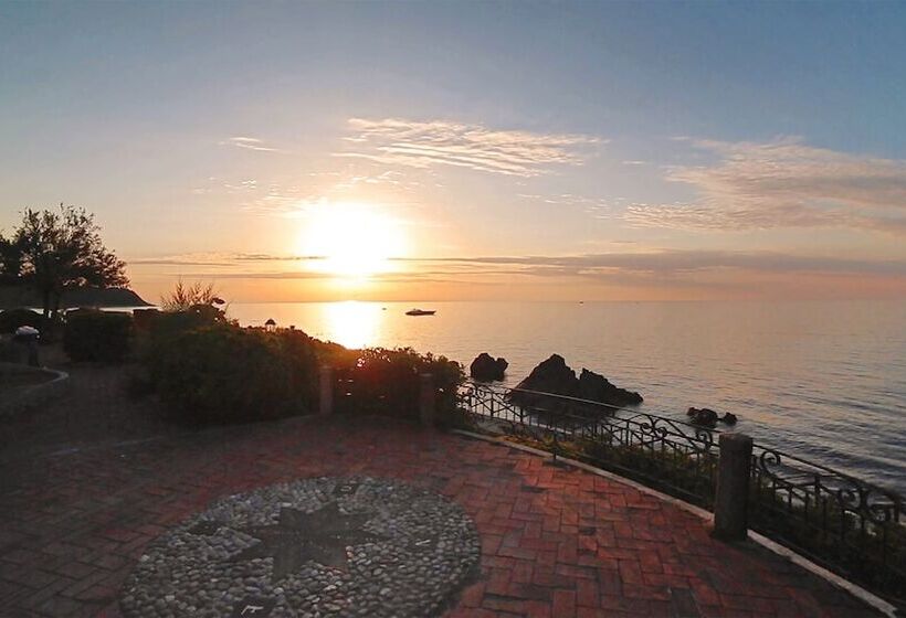 Отель Baia Paraelios Resort