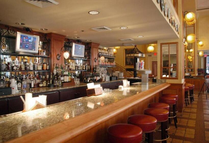 هتل Astor Crowne Plaza  Corner Of Bourbon Street