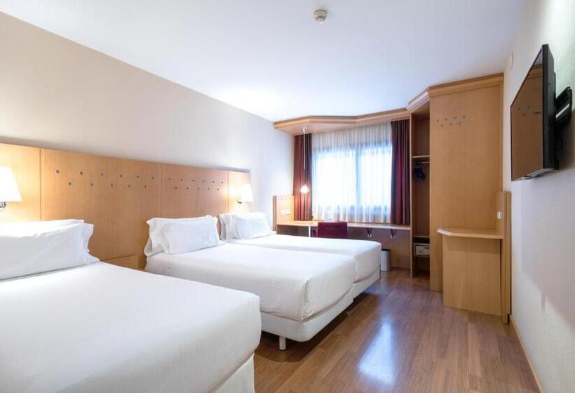 Отель Catalonia La Maquinista