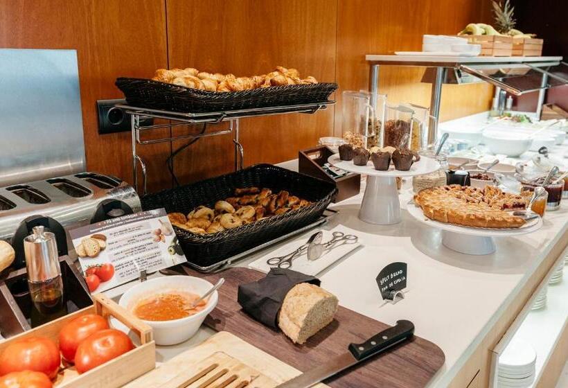 Отель Catalonia La Maquinista