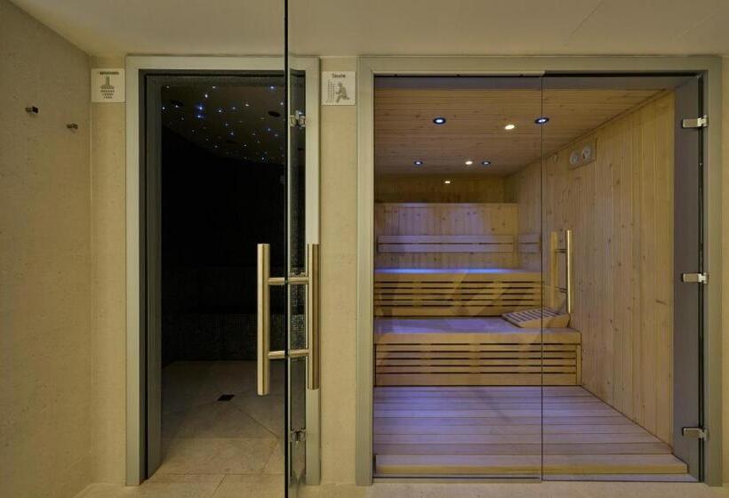 Отель Catalonia La Maquinista