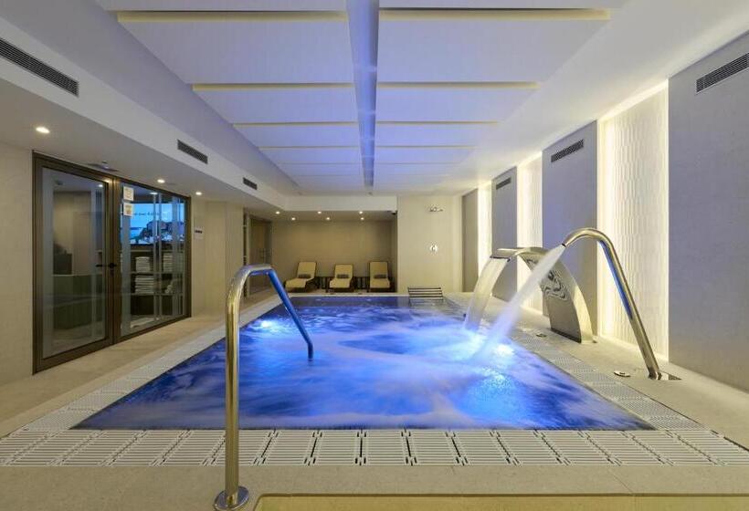 Отель Catalonia La Maquinista