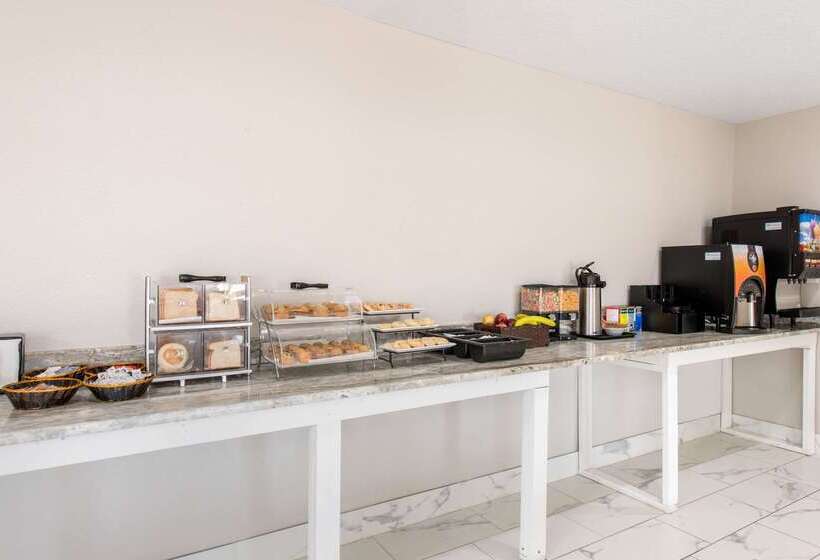 ホテル Clarion Inn & Suites Kissimmeelake Buena Vista South