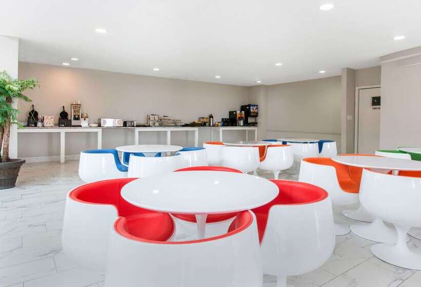 ホテル Clarion Inn & Suites Kissimmeelake Buena Vista South