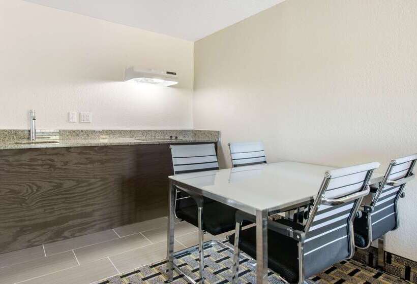 ホテル Clarion Inn & Suites Kissimmeelake Buena Vista South