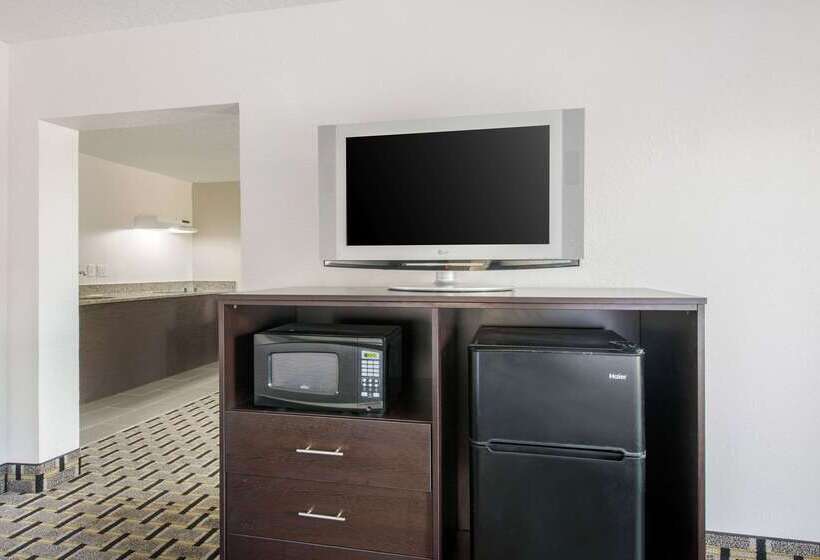 ホテル Clarion Inn & Suites Kissimmeelake Buena Vista South