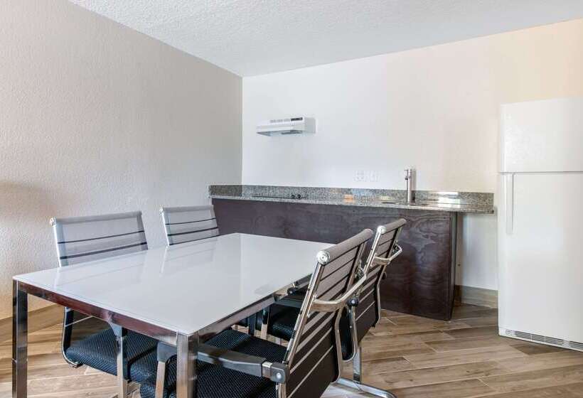 ホテル Clarion Inn & Suites Kissimmeelake Buena Vista South