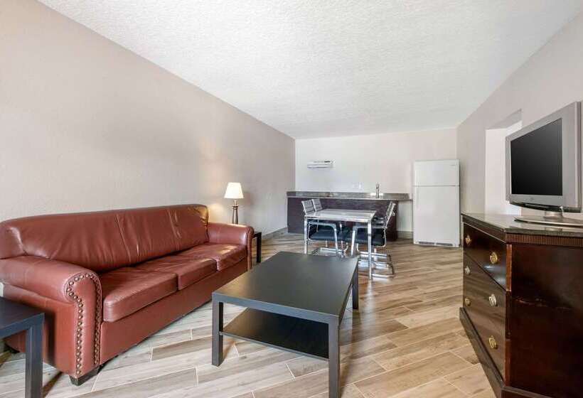 ホテル Clarion Inn & Suites Kissimmeelake Buena Vista South