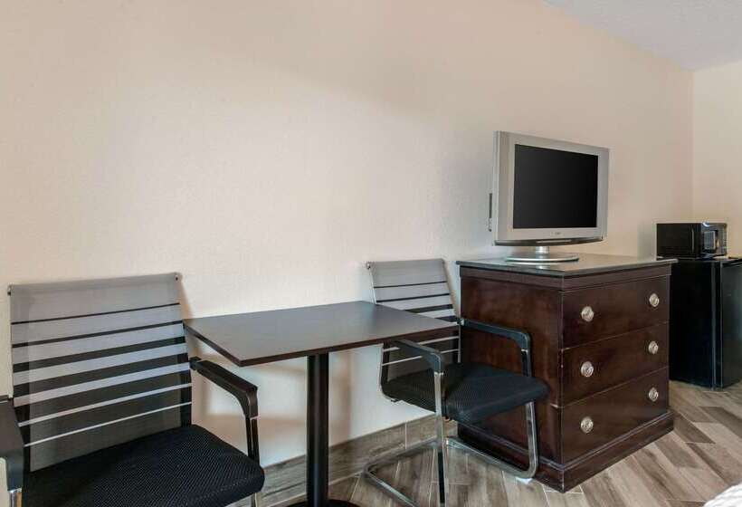 ホテル Clarion Inn & Suites Kissimmeelake Buena Vista South