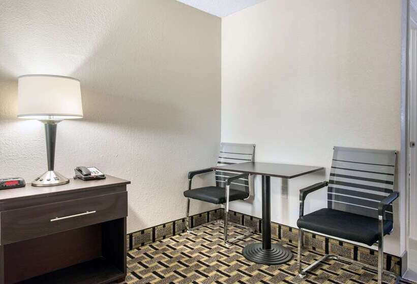 ホテル Clarion Inn & Suites Kissimmeelake Buena Vista South