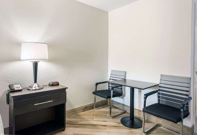 ホテル Clarion Inn & Suites Kissimmeelake Buena Vista South