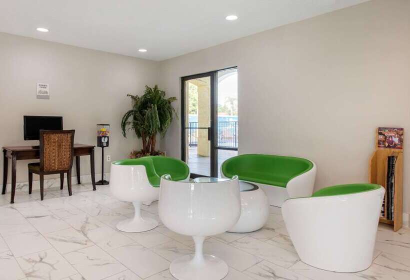 ホテル Clarion Inn & Suites Kissimmeelake Buena Vista South