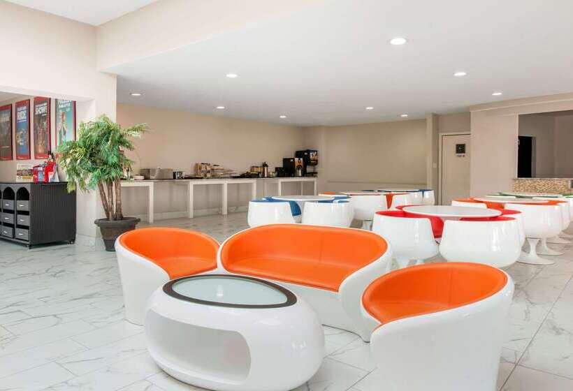 ホテル Clarion Inn & Suites Kissimmeelake Buena Vista South