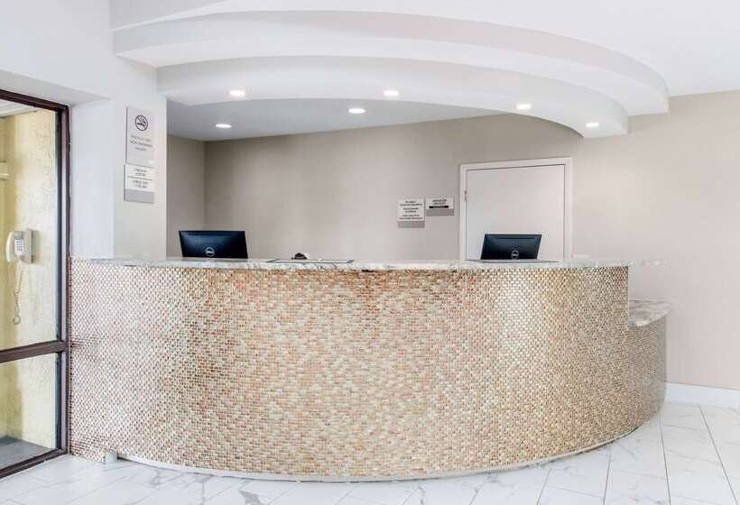 ホテル Clarion Inn & Suites Kissimmeelake Buena Vista South