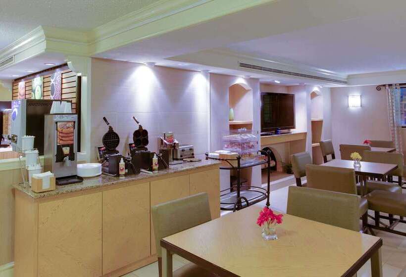 酒店 La Quinta Inn By Wyndham Pittsburgh Airport