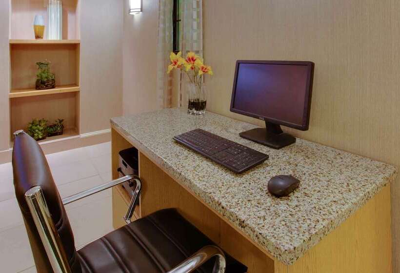 酒店 La Quinta Inn By Wyndham Pittsburgh Airport