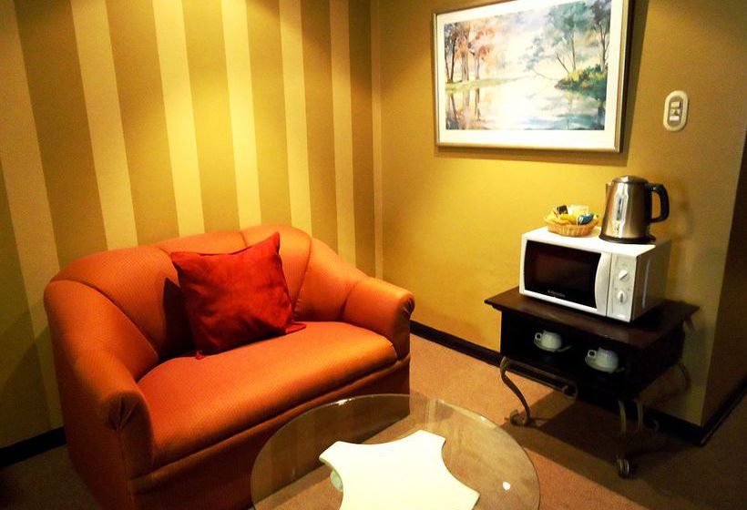 Отель Leon De Oro Inn & Suites