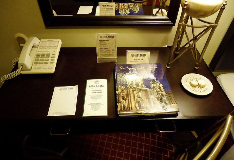 Отель Leon De Oro Inn & Suites