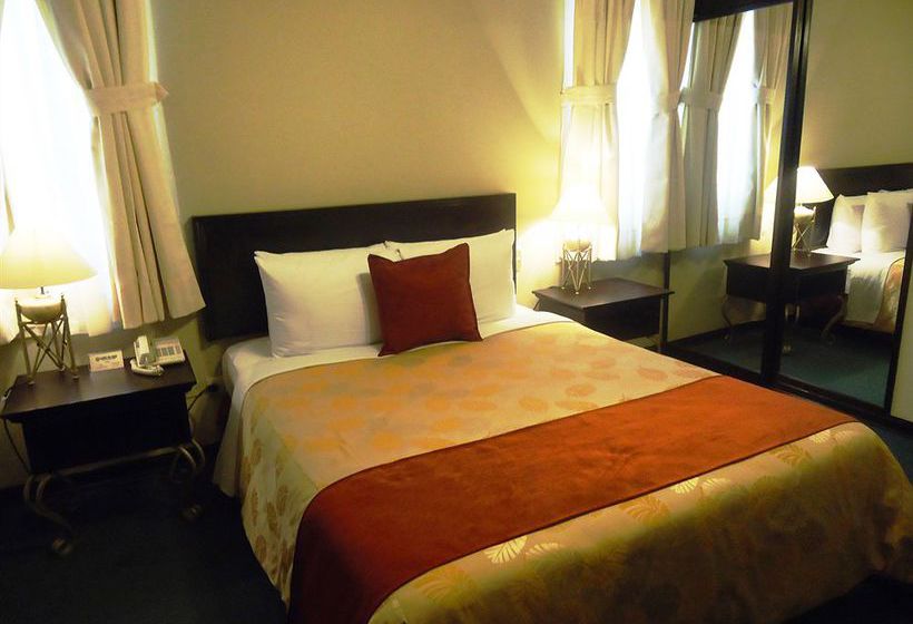 Отель Leon De Oro Inn & Suites