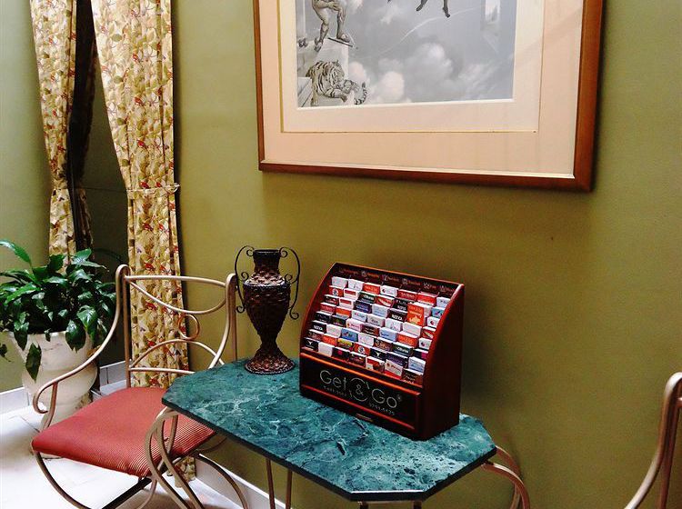 Отель Leon De Oro Inn & Suites