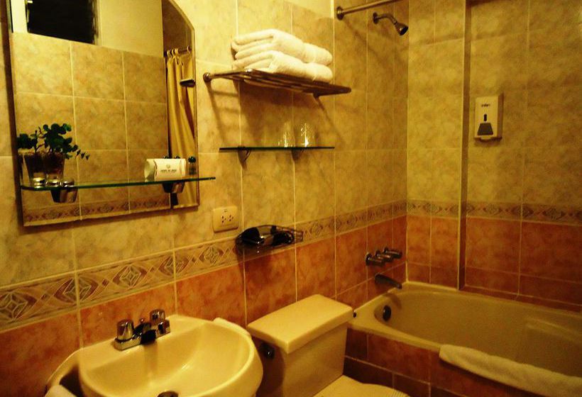 Отель Leon De Oro Inn & Suites