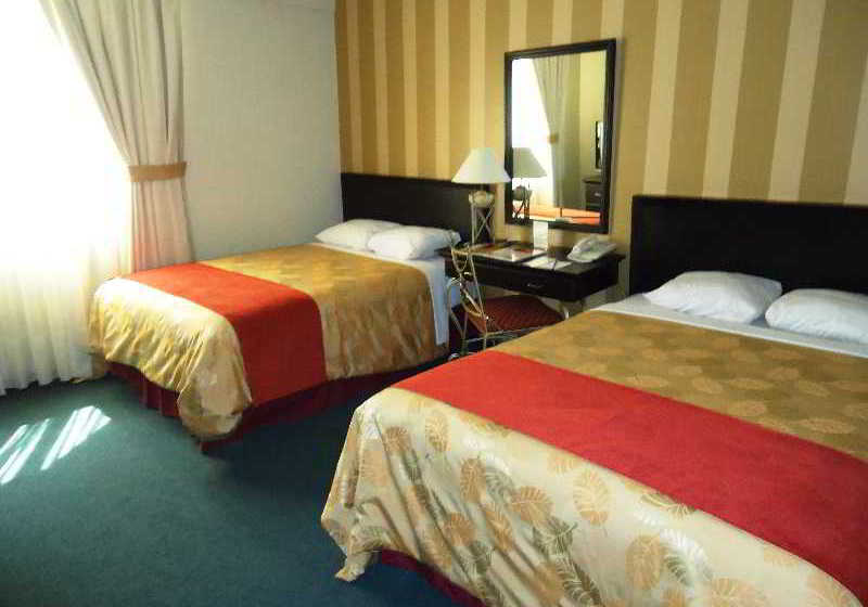 Отель Leon De Oro Inn & Suites