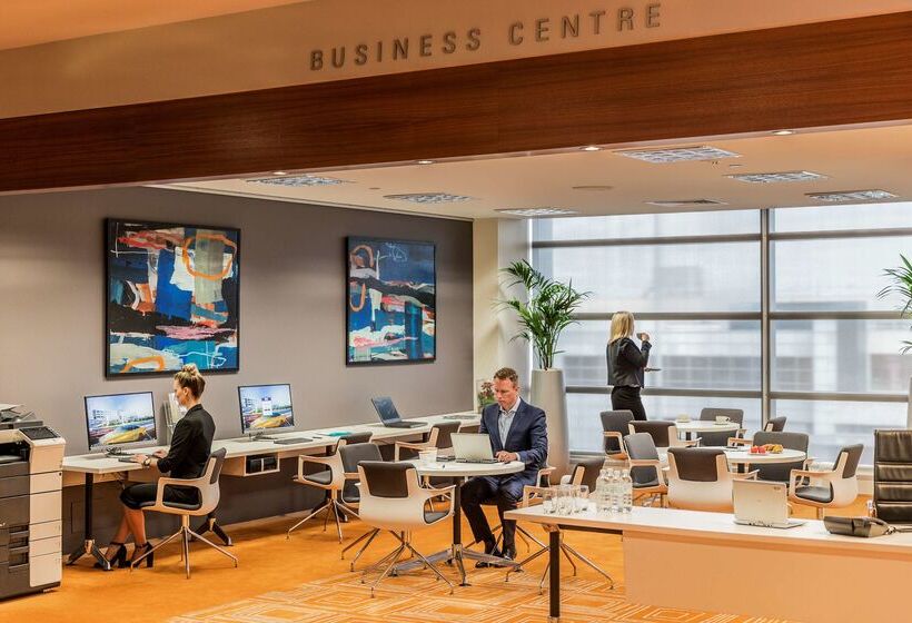 هتل Parkroyal Melbourne Airport