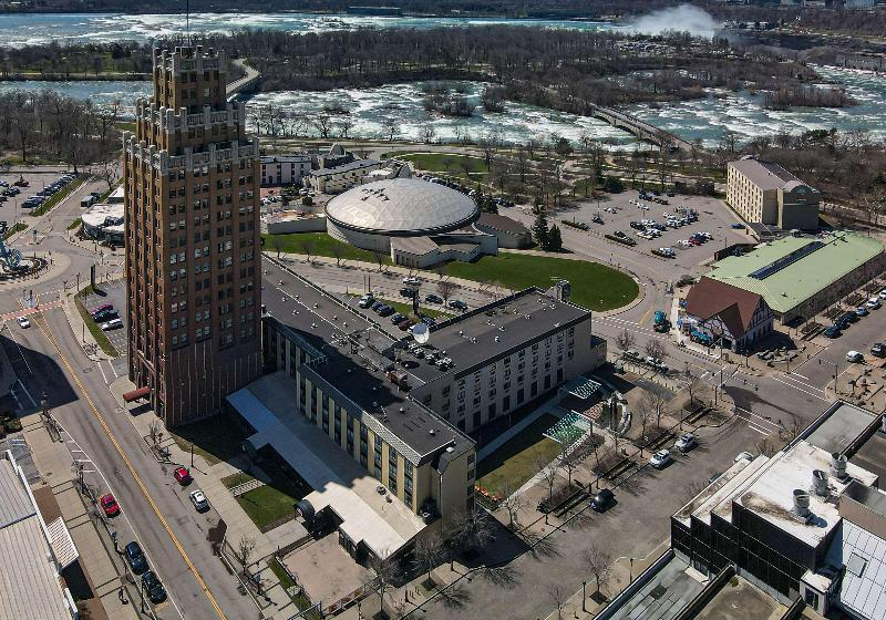 Quality Hotel & Suites At The Falls