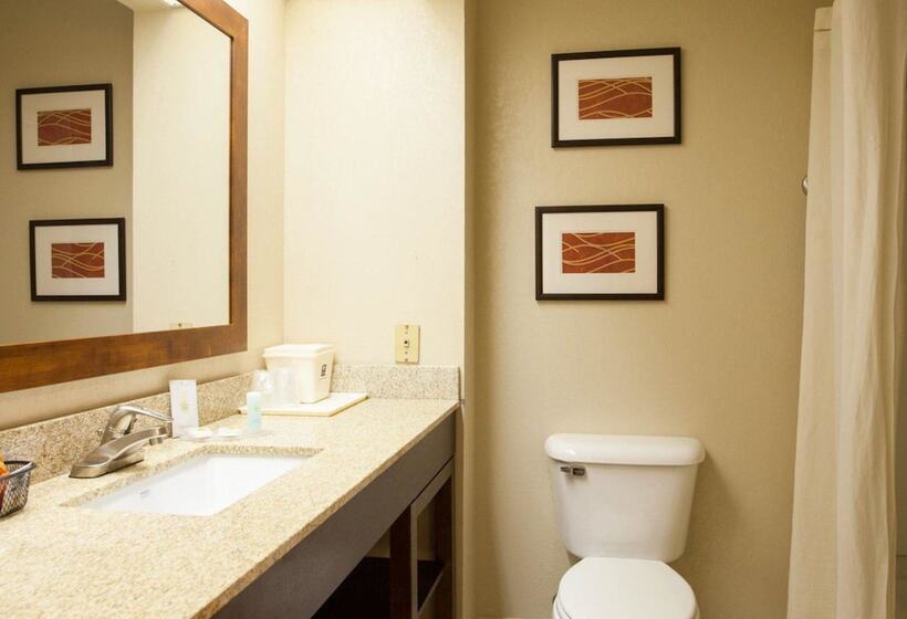 هتل Quality Inn & Suites I40 East