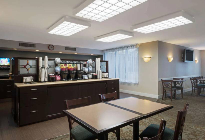 בית מלון כפרי Ramada By Wyndham Boston