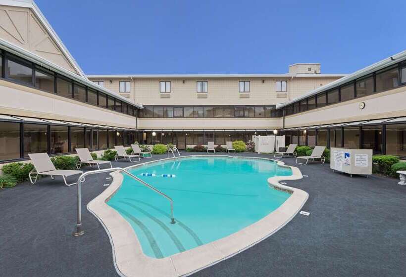 בית מלון כפרי Ramada By Wyndham Boston