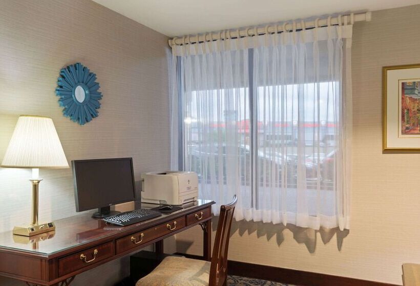 בית מלון כפרי Ramada By Wyndham Boston