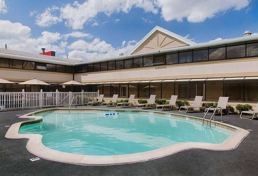 בית מלון כפרי Ramada By Wyndham Boston