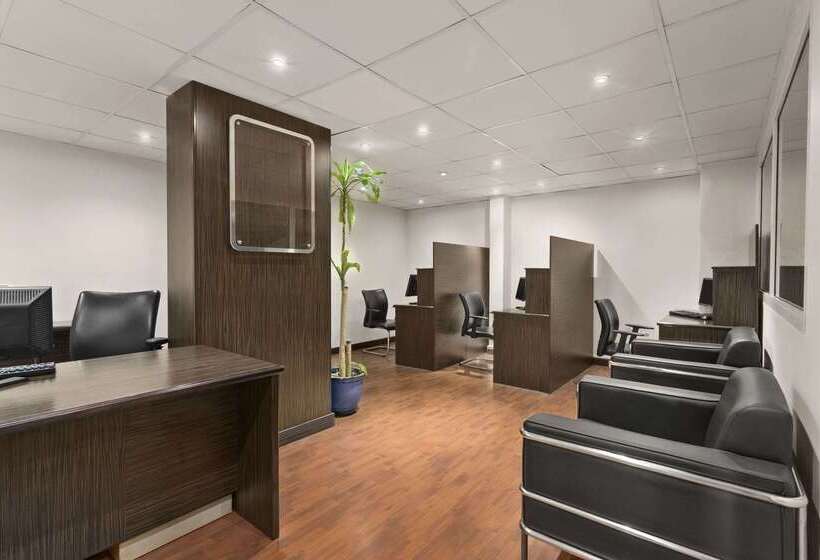 هتل Ramada By Wyndham Qurum Beach