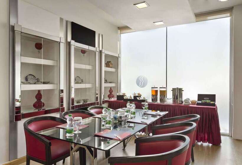 هتل Ramada By Wyndham Qurum Beach