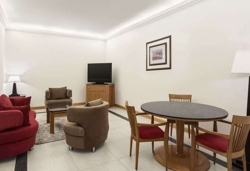 هتل Ramada By Wyndham Qurum Beach