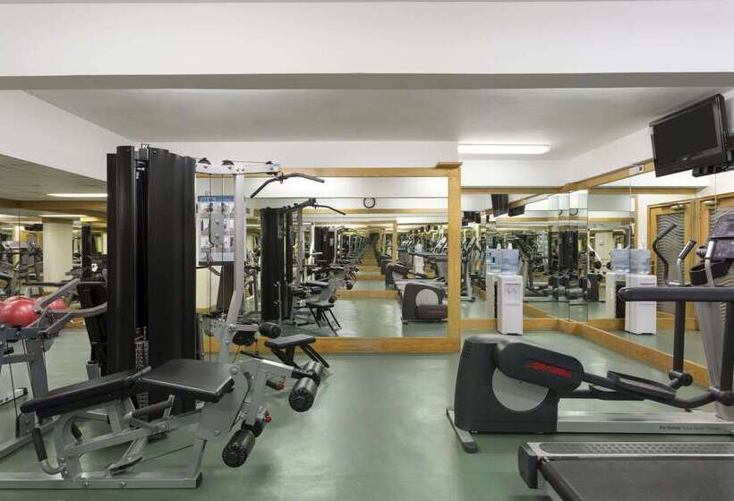 هتل Ramada By Wyndham Qurum Beach