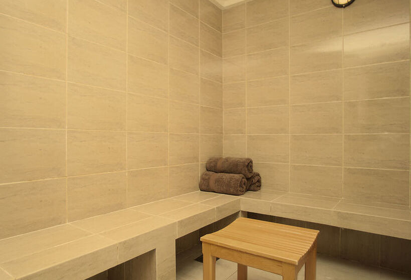 هتل Ramada By Wyndham Qurum Beach