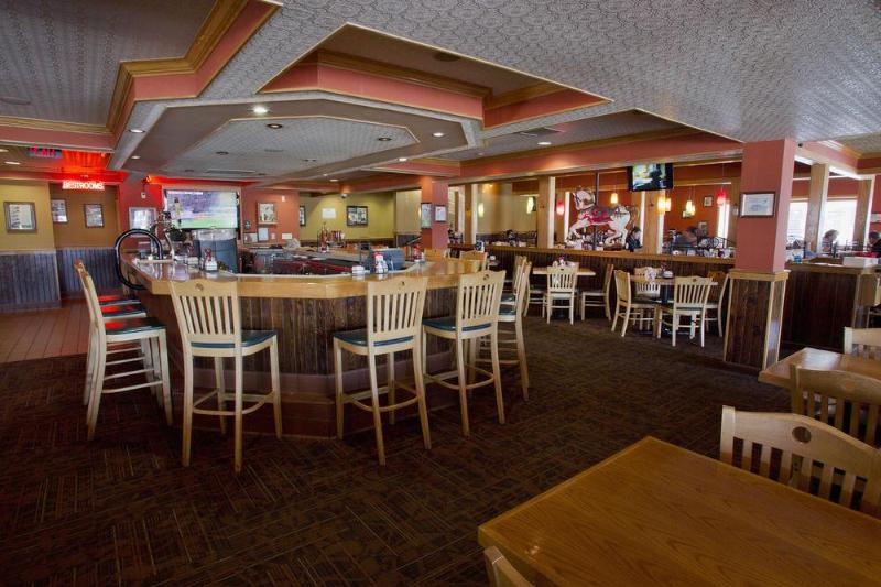 The Oakes Hotel Overlooking The Falls