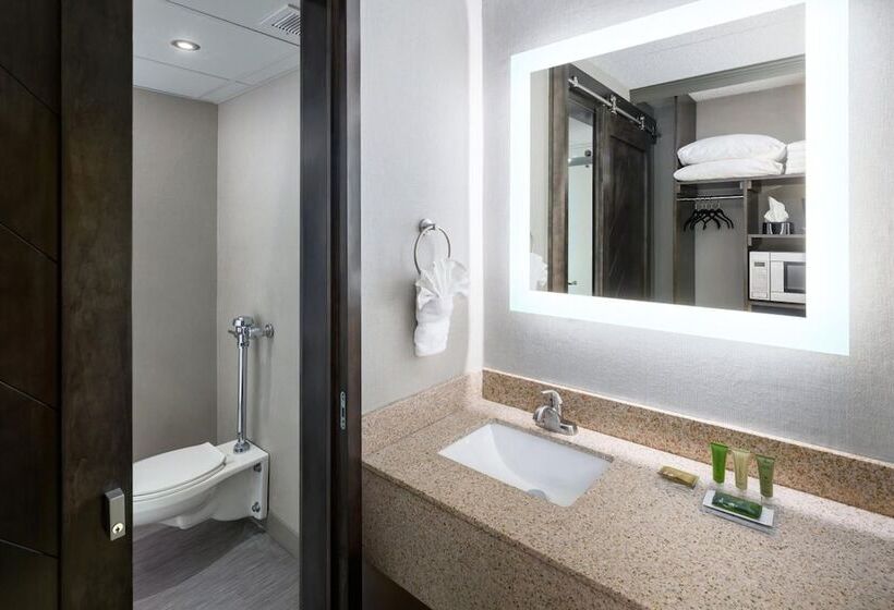 Bismarck Hotel And Conference Center