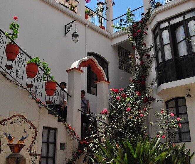 El Hotel De Su Merced