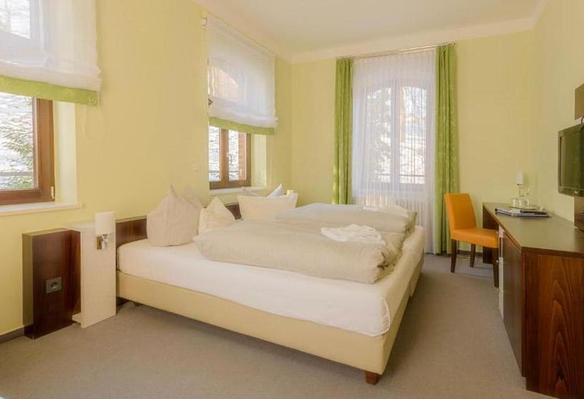 호텔 Am Tiefwarensee